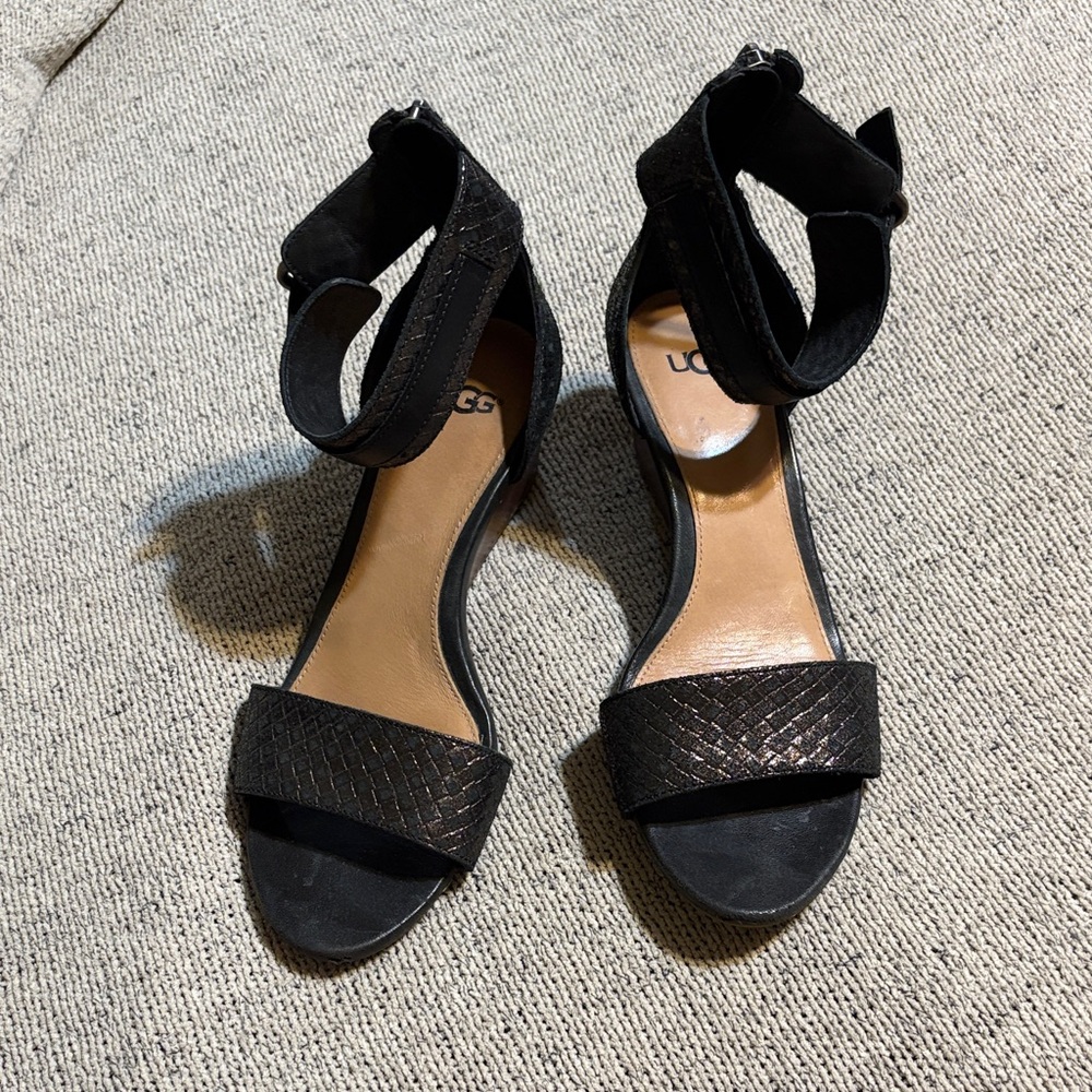 UGG Women's Elegant Bronze Sandals